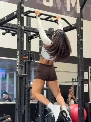 francheskafit Instagram post about Upper body strength workout