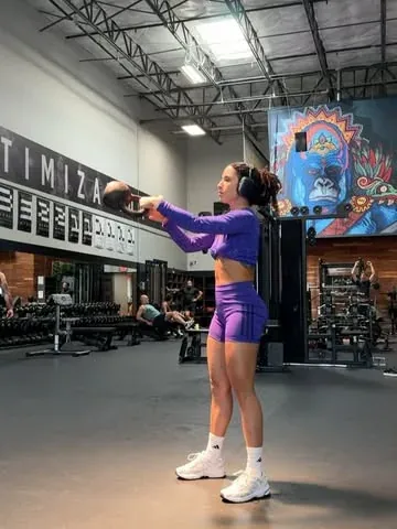 francheskafit Instagram post about Kettlebell and core workout