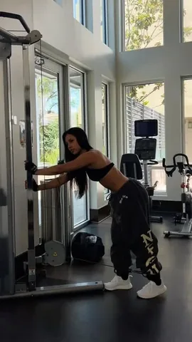 jazmintheegreat Instagram post about Glute workout