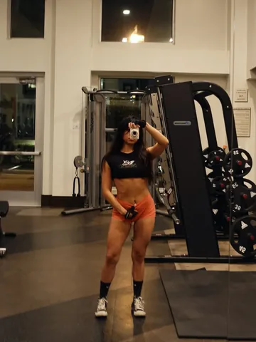 jazmintheegreat Instagram post about Fitness apparel sale
