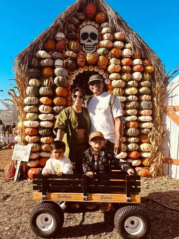 lasamsanchez Instagram post about Family pumpkin patch tradition