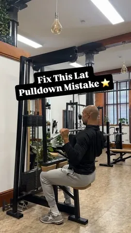 mhktraining Instagram post about Lat pulldown technique