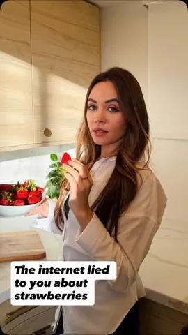 nomadista_nutrition Instagram post about Strawberry food safety information