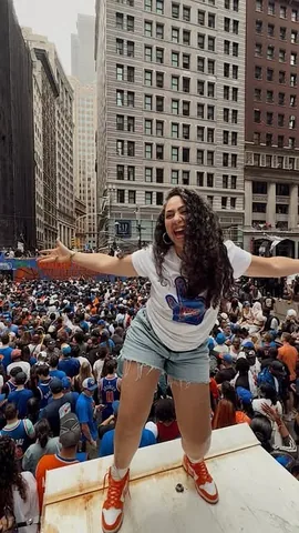 so_manti Instagram post about Knicks parade